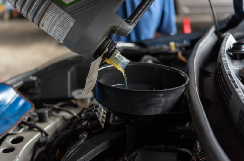Optimisez les performances de votre voiture d'occasion à Étampes avec l'huile moteur 0W30