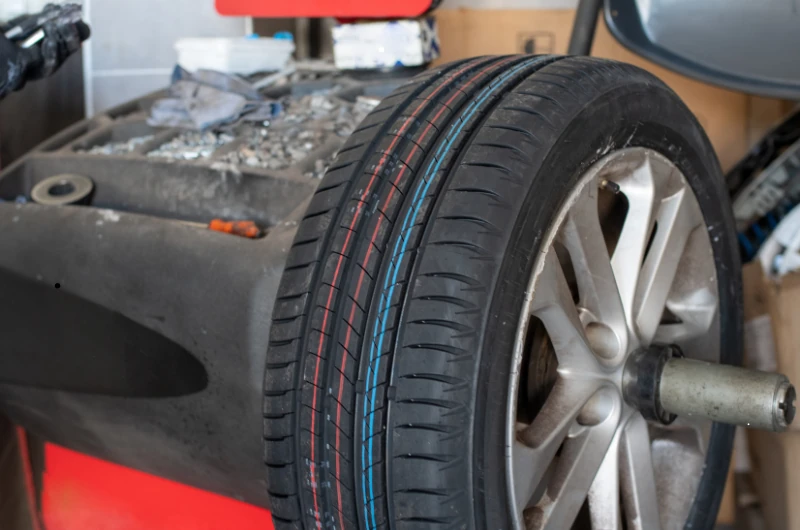 Optez au montage équilibrage pneus Évry avec Garage Expert